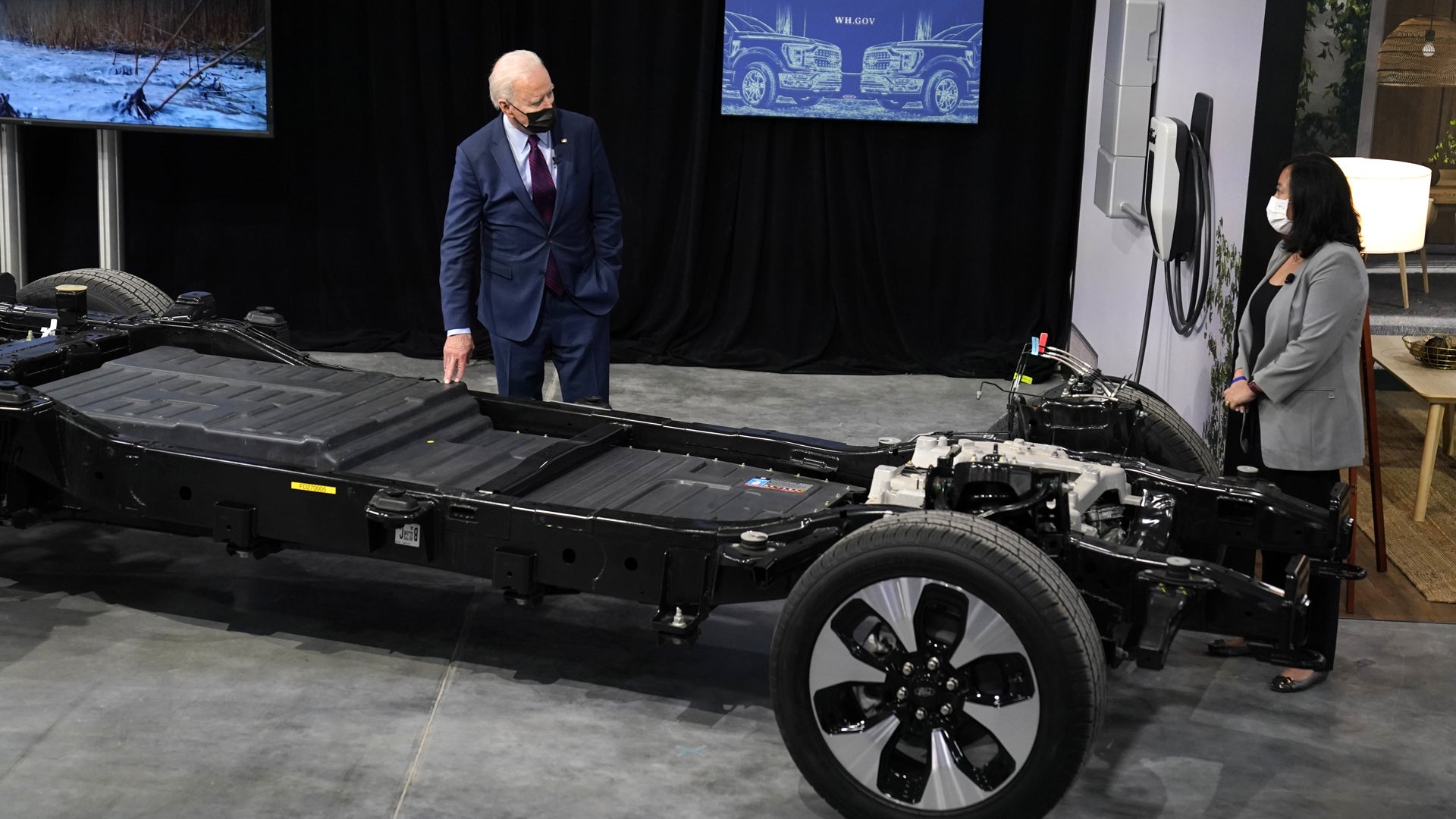 Electric Ford F-150 Lightning's Battery Weighs Over 1,800 Pounds By Itself