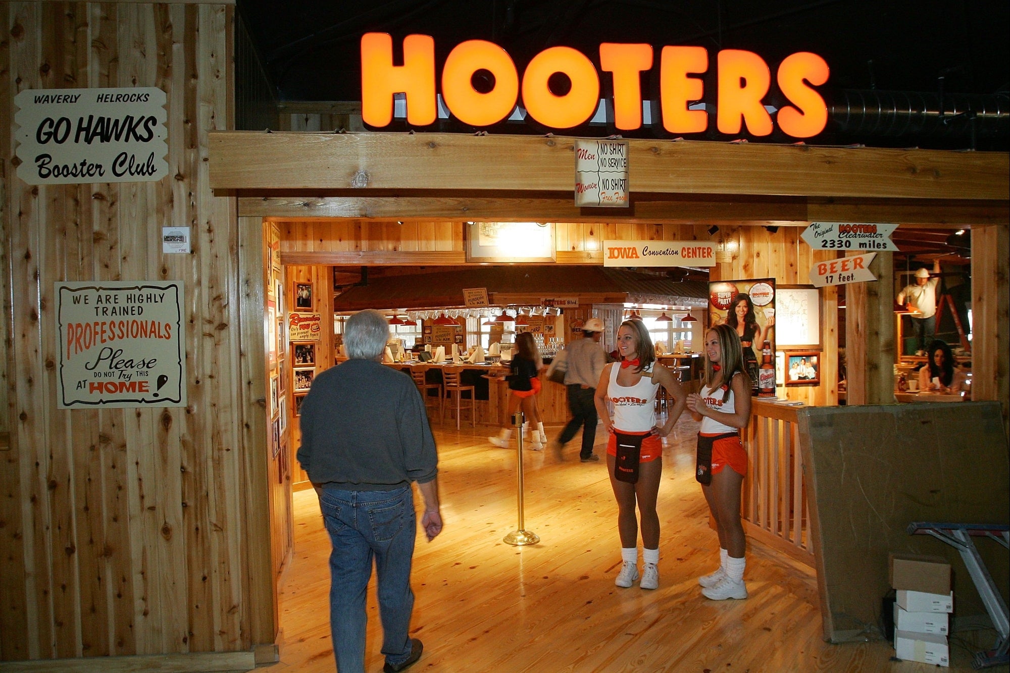 Man Caught Taking Photos of Hooters Waitress in Restaurant