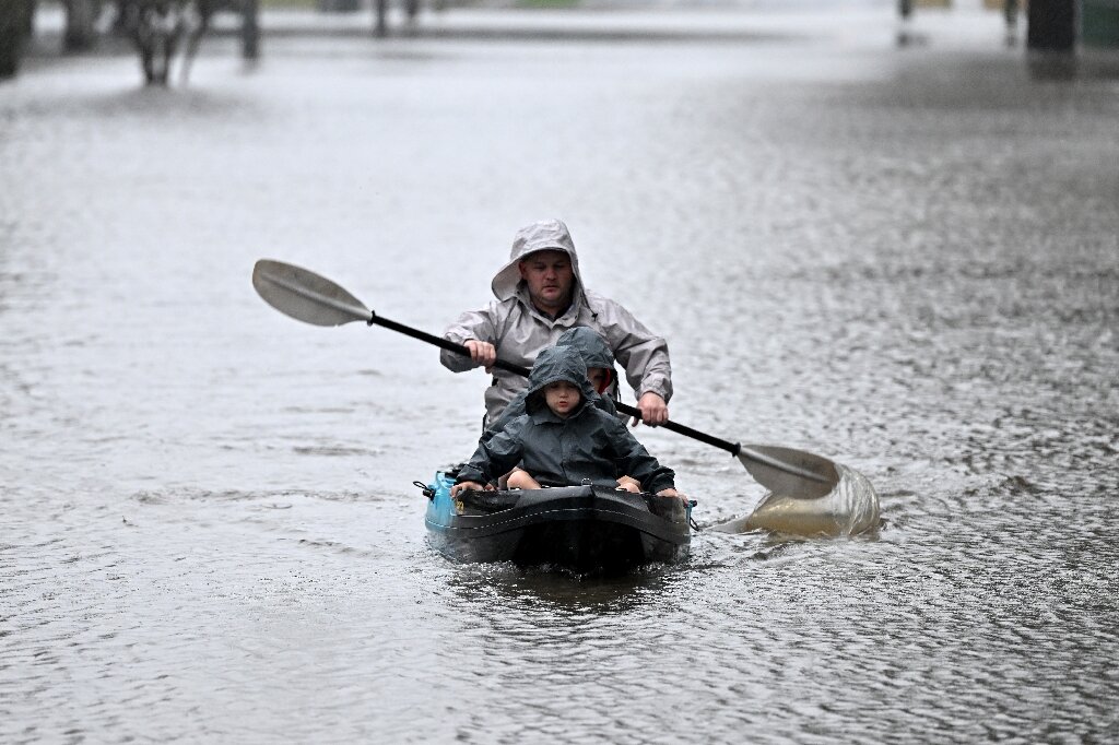 Sydney floods force thousands more to flee 17 Sydney floods force thousands more to flee