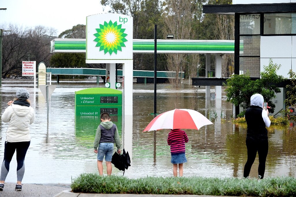 Thousands evacuate from 'dangerous' Sydney floods 61 Thousands evacuate from 'dangerous' Sydney floods