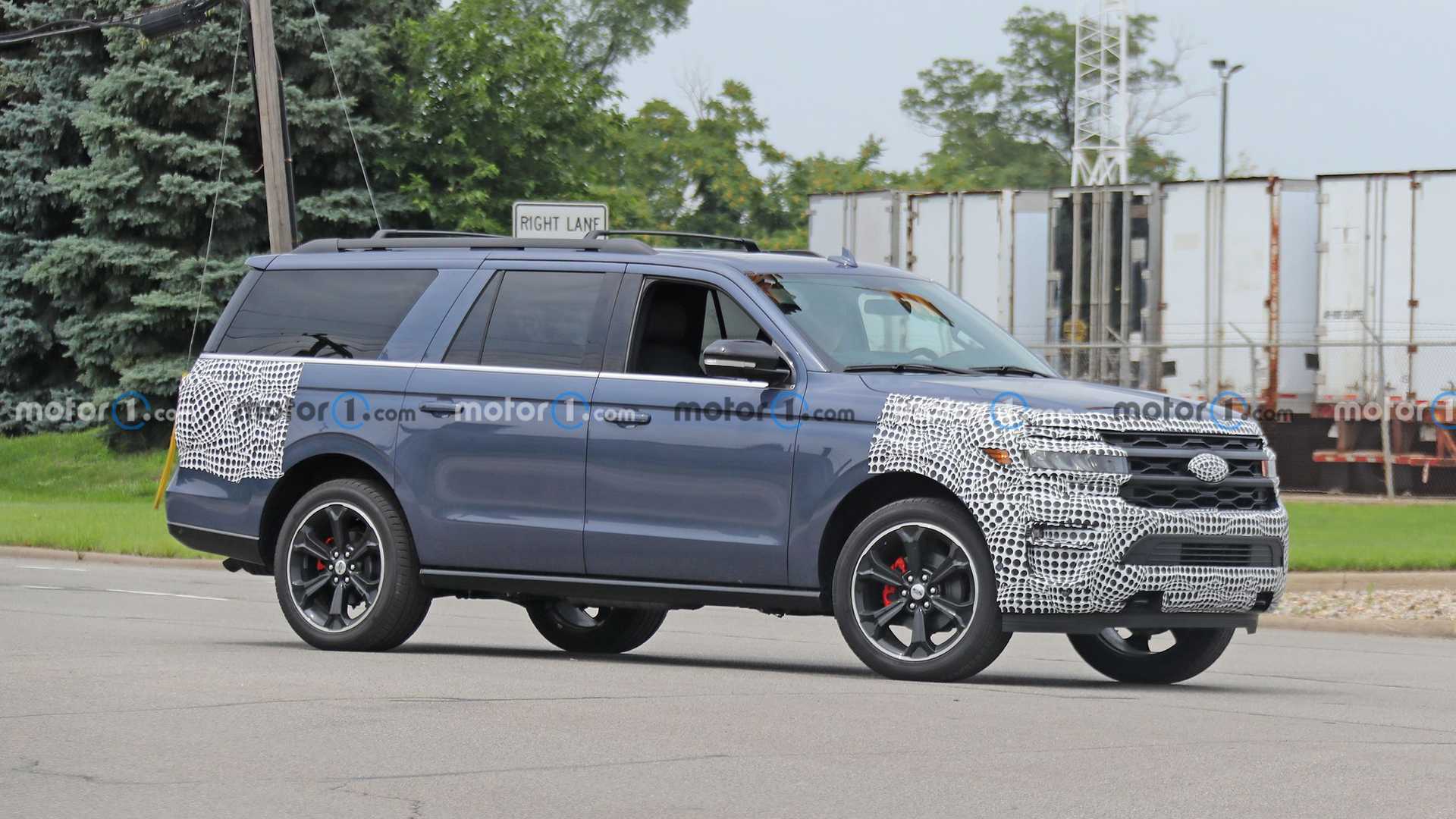 High-Performance Ford Expedition ST Caught Nearly Undisguised