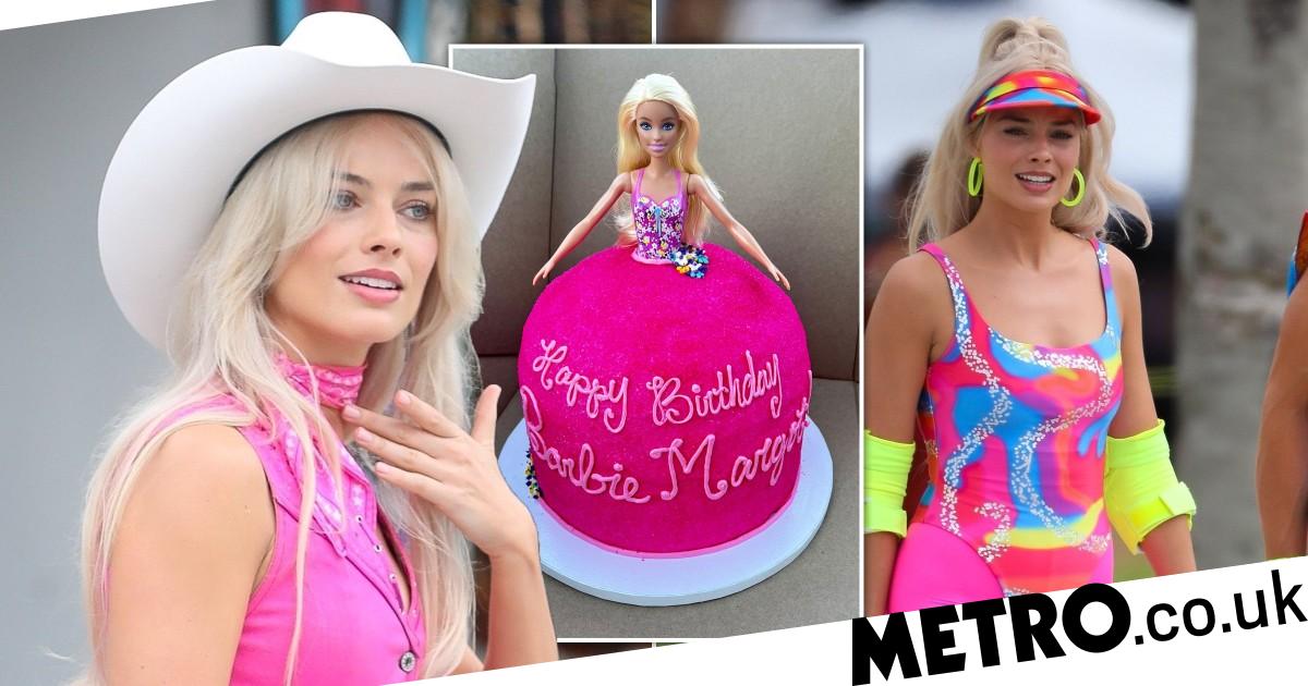 Of course Margot Robbie celebrated 32nd birthday with classic Barbie cake 8 Of course Margot Robbie celebrated 32nd birthday with classic Barbie cake