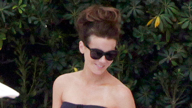 Kate Beckinsale, 49, Rocks Orange & White Bikini With Platform Sandals: Photo